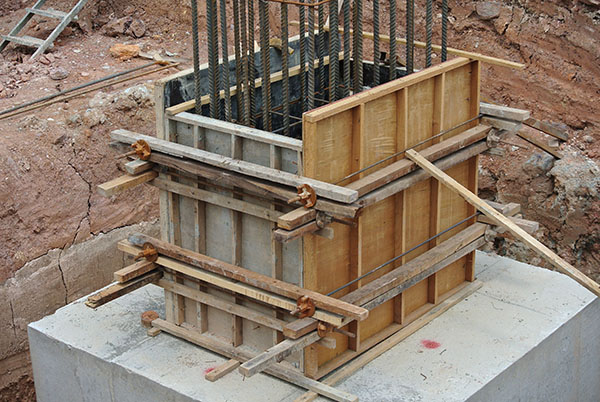 Prioritize safety in concrete column formwork through correct design, installation, and training to prevent injuries