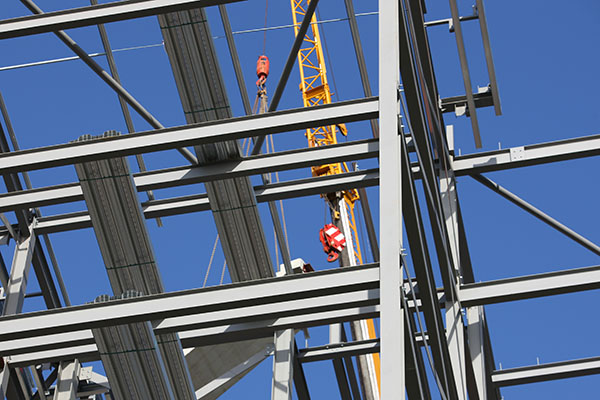 Erecting Bondek at elevated heights involves a construction activity with elevated risks, requiring strict safety protocols and comprehensive training for workers.