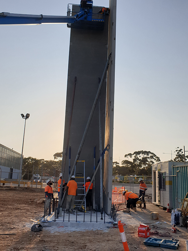 Everyone involved in installing precast panels must be thoroughly briefed on the JSEA for each stage, adhering to a well-organized and sequential process.