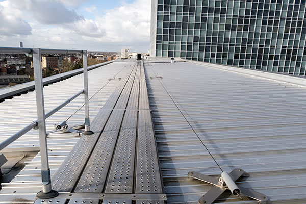 An effectively designed walkway system ensures that workers are kept away from potentially hazardous areas such as fragile roof sheets or fall zones.